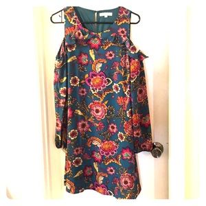 Pretty floral patterned off shoulder dress.